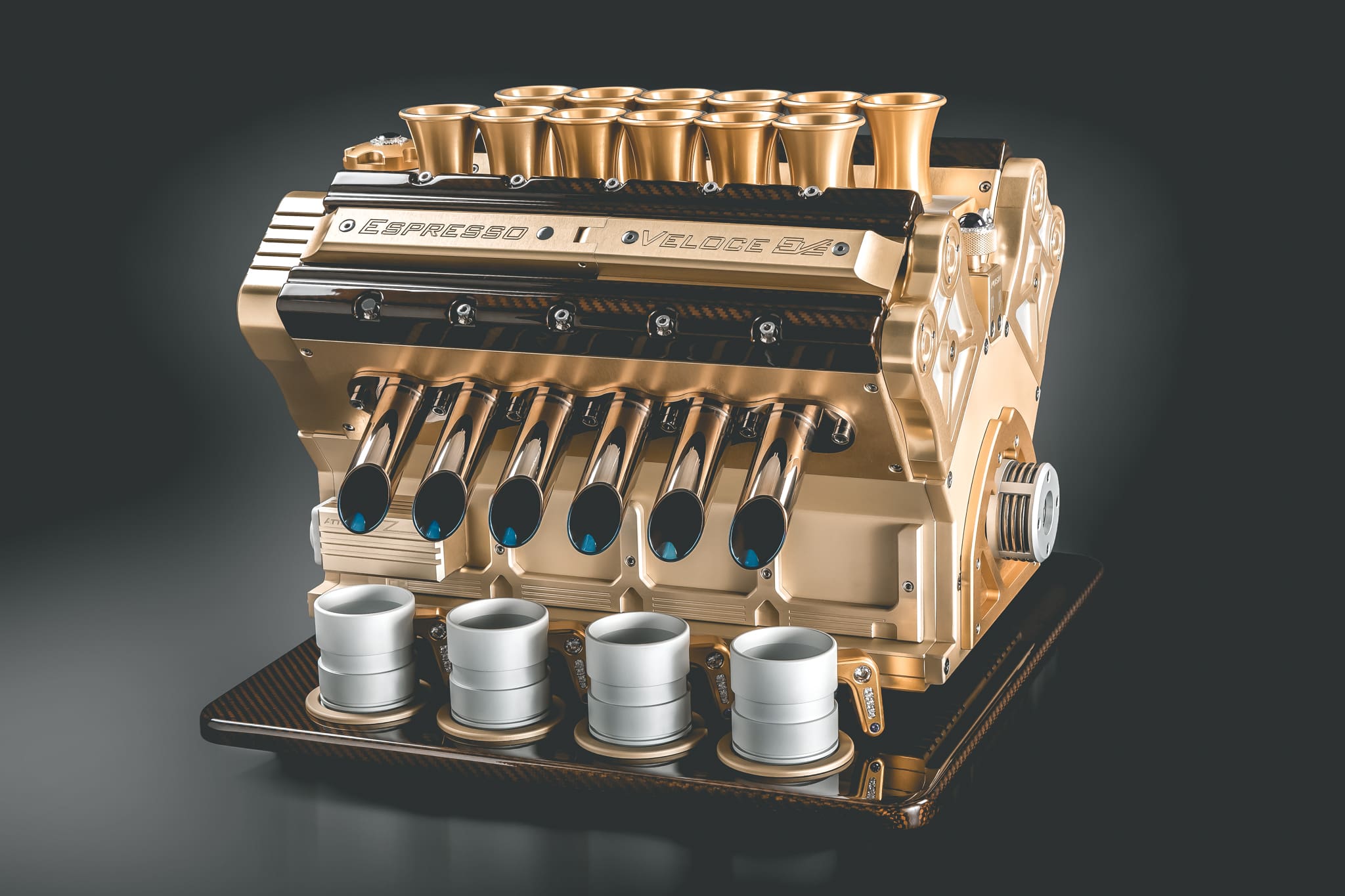 super veloce, Espressomachine geinspireerd op een V12 motor met 18K witgoud