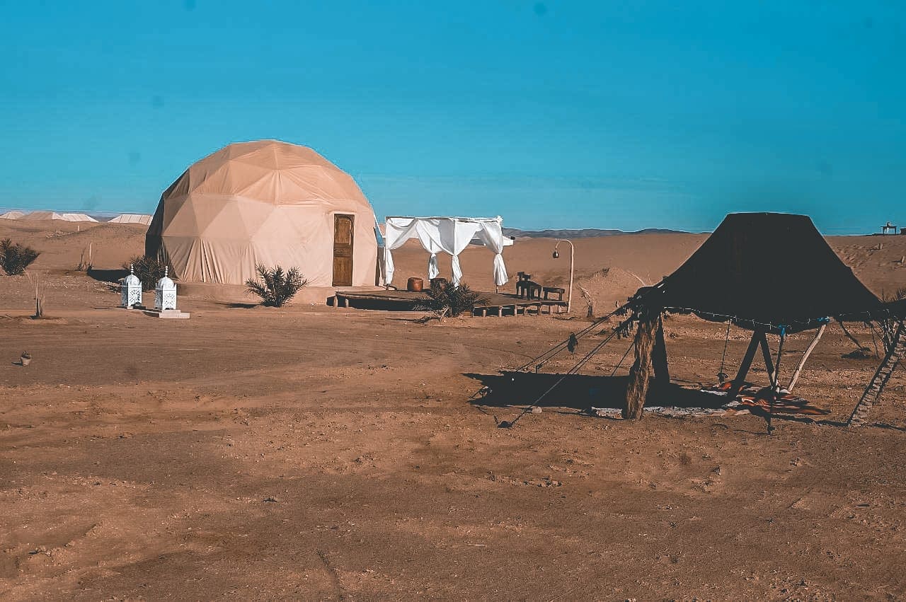woestijn, Airbnb Finds: off the grid-kamp in de Marokkaanse woestijn