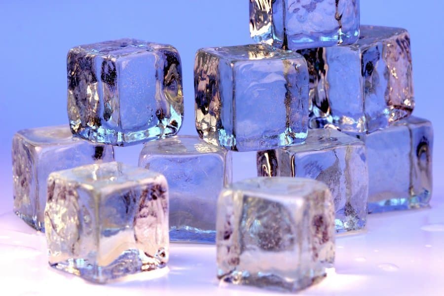 zuurgraad Internationale rukken Zo maak je perfect heldere ijsblokjes voor je cocktail! | MANIFY