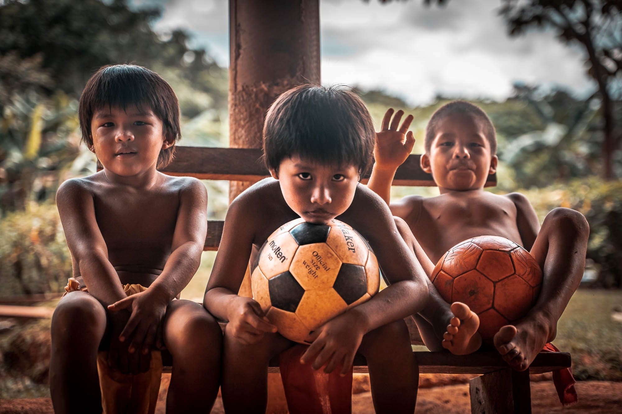 embera kinderen met voetbal