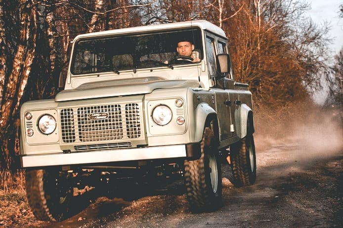 Defender Factory, Dit Poolse bedrijf bouwt old school Land Rover Defenders op aanvraag!