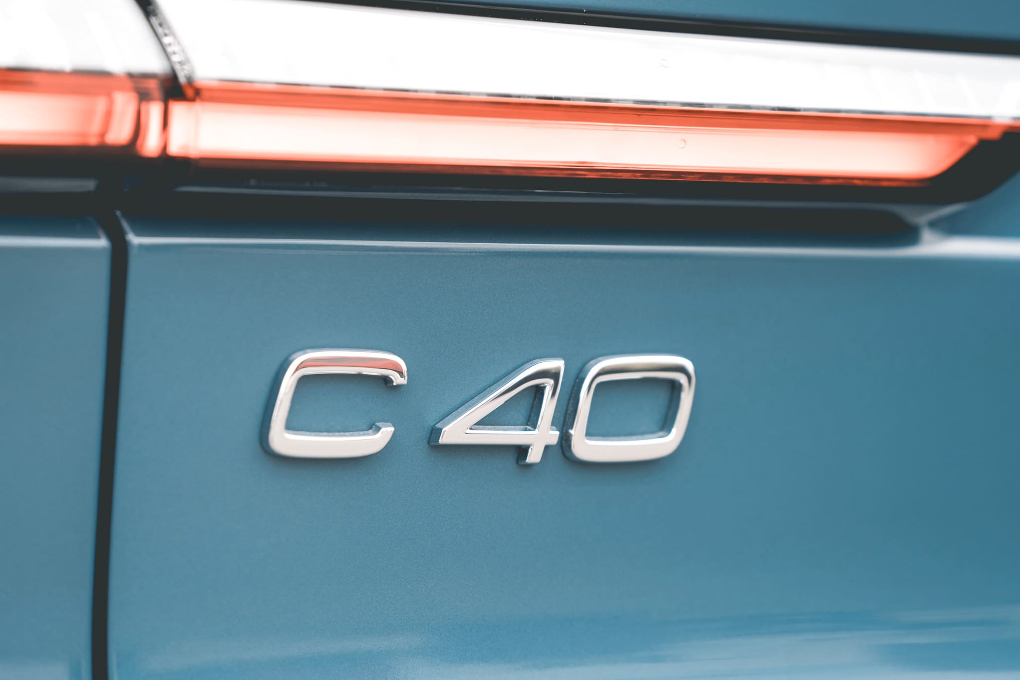 Volvo C40 Recharge logo