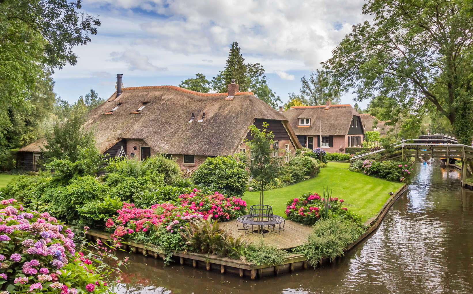 Farms with thatched roofs in Giethoorn Holland