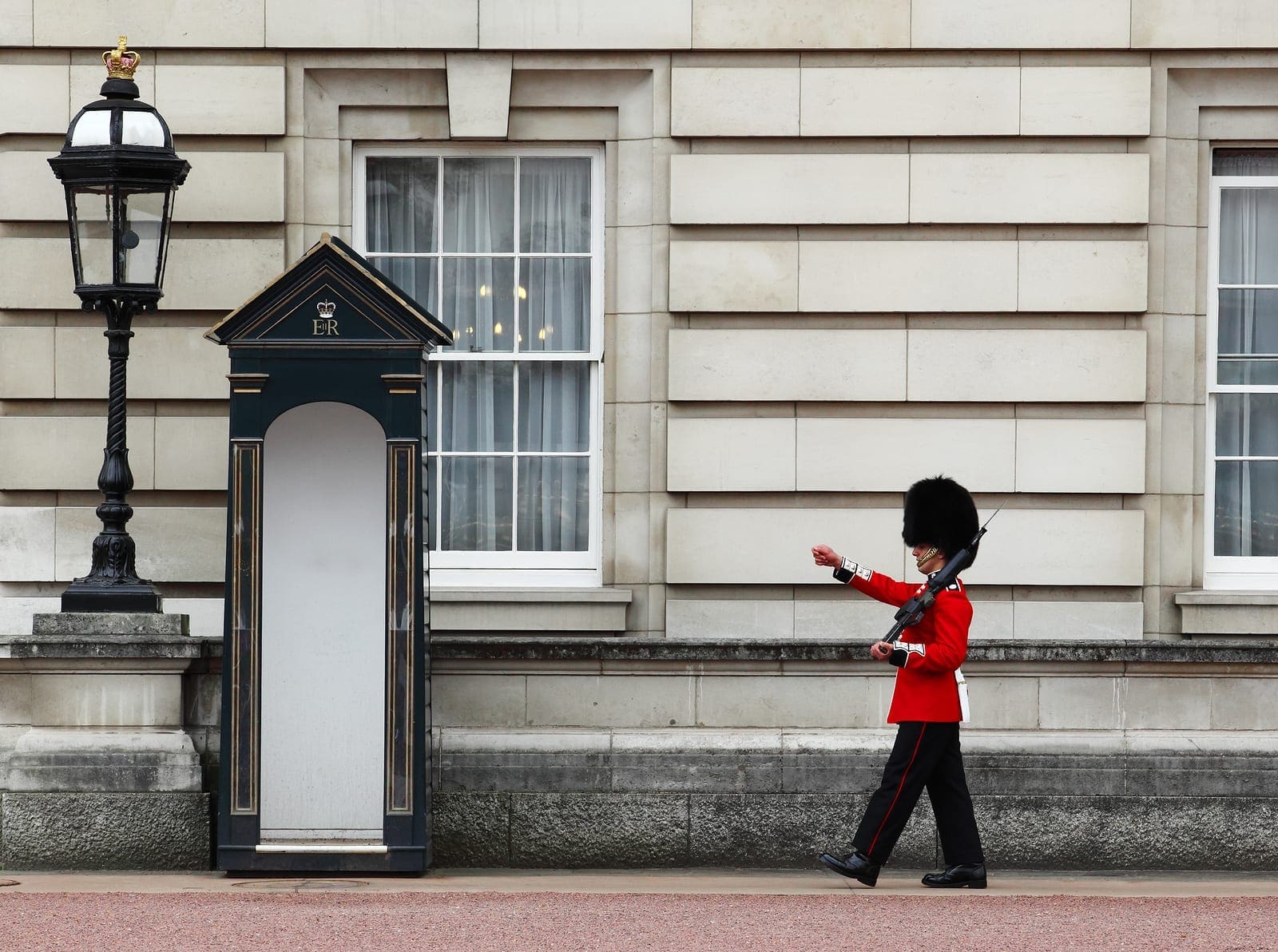 inbreker buckingham, Goed verhaal: inbreker komt in Buckingham Palace oog in oog met de koningin
