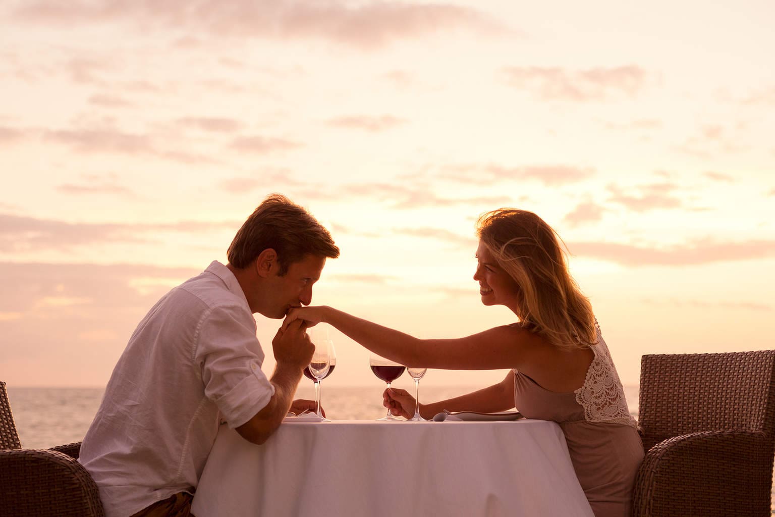 Couple sharing romantic sunset dinner on the beach- seks