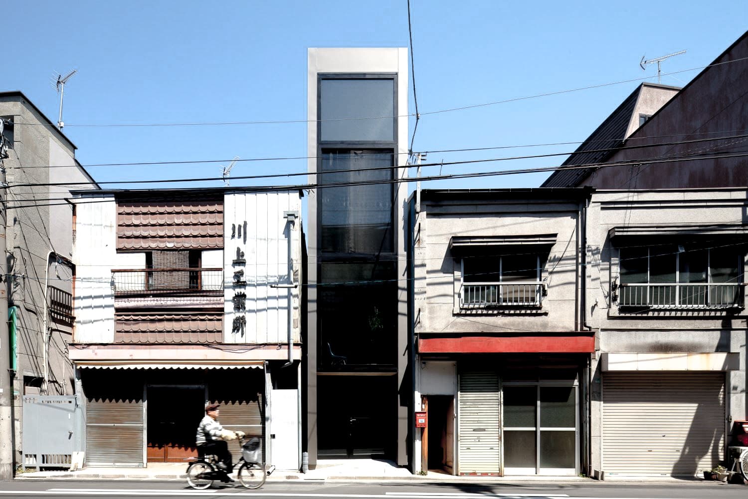 minimalistische appartement, Minimalistisch appartement in Japan is krap 2,5m breed!
