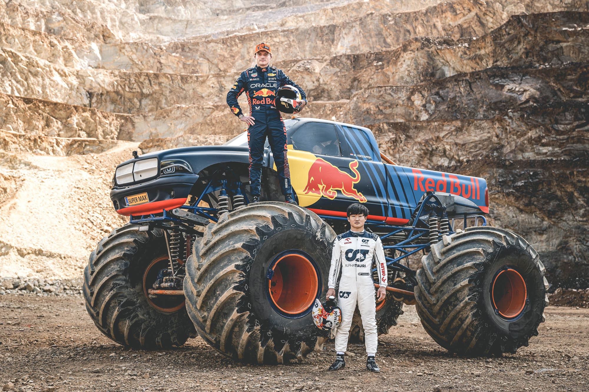 Max Verstappen en Yuki Tsunoda in brute monstertruck-race