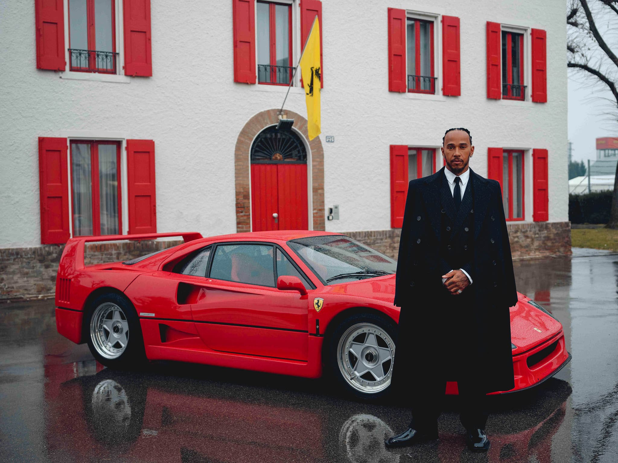 Fotoserie: de snoeiharde ‘first day photos’ van Hamilton bij Ferrari